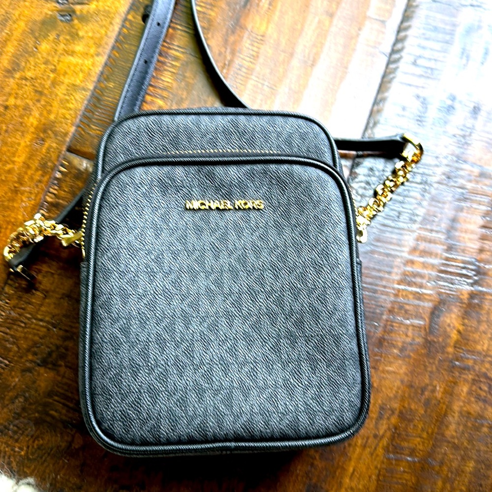 Michael Kors Jet Set Travel Medium Logo Crossbody Bag. Black color. Gold accents